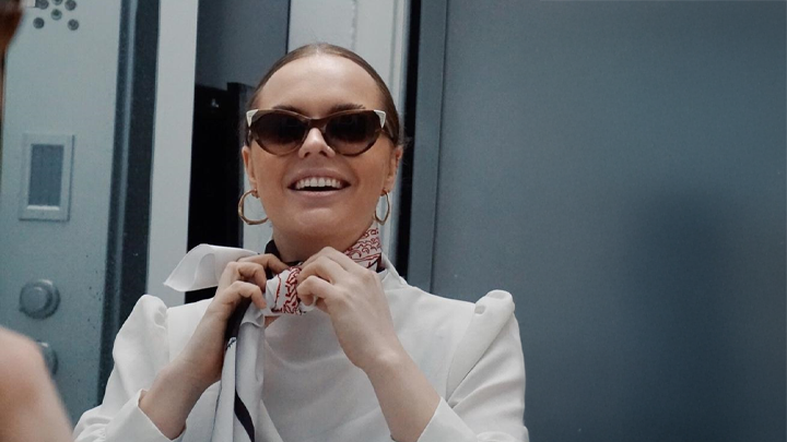 8 Stijlvolle manieren om een sjaaltje te dragen: het ultieme modeaccessoire voor elke outfit